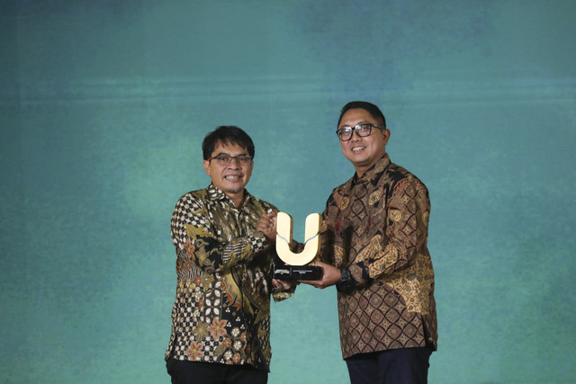 Pemimpim Redaksi kumparan Arifin Asydhad menyerahkan piagam penghargaan kepada perwakilan NeutraDC pada kumparan Awards Impact Makers 2025 di Hotel Indonesia Kempinski, Jakarta, Kamis (17/12/2025). Foto: Aditia Noviansyah/kumparan