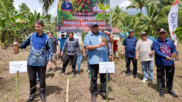 Pencanangan Pohuwato sebagai kampung kakao, disaksikan Anggota DPR RI Rachmat Gobel.