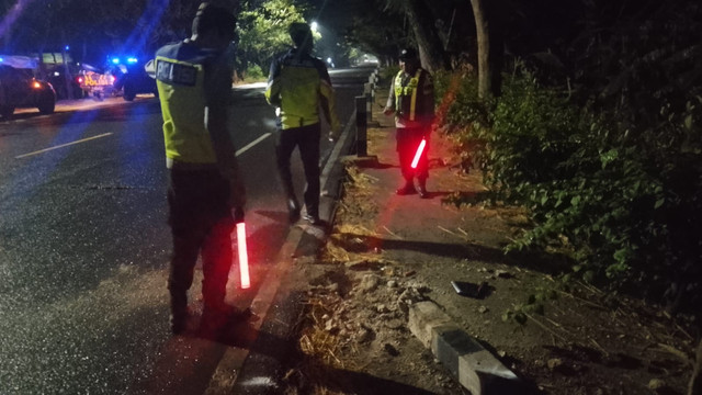 Petugas, saat lakukan olah TKP Kecelakaan lalu-lintas di Jalan Raya Bojonegoro-Cepu, turut wilayah Desa Panjunan, Kecamatan Kalitidu, Kabupaten Bojonegoro. Kamis (18/12/2025) (Aset: Istimewa)