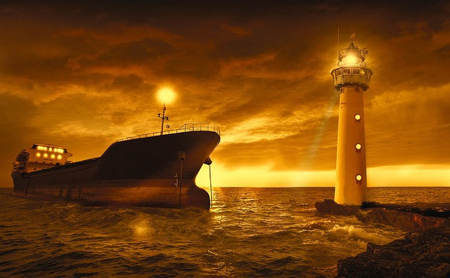 sumber: https://pixabay.com/id/photos/laut-kapal-mercu-suar-lampu-3121435/