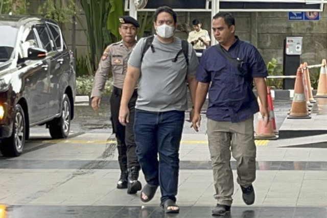 Dua orang yang terjaring OTT di Hulu Sungai Utara, Kalimantan Selatan, tiba di Gedung KPK, Jakarta Selatan, Jumat (19/12/2025). Foto: Nasywa Athifah/kumparan