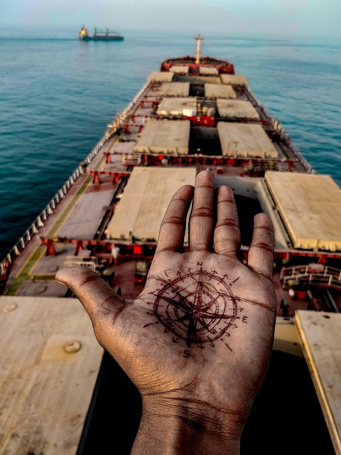 sumber: https://pixabay.com/id/photos/kompas-true-north-mengirimkan-laut-4262510/