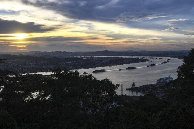 Sejumlah kapal tongkang pengangkut batu bara melintas di Sungai Mahakam, Samarinda, Kalimantan Timur, Kamis (18/12/2025). Foto: M Risyal Hidayat/ANTARA FOTO