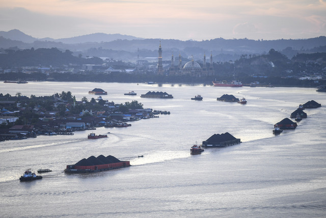 Sejumlah kapal tongkang pengangkut batu bara melintas di Sungai Mahakam, Samarinda, Kalimantan Timur, Kamis (18/12/2025). Foto: M Risyal Hidayat/ANTARA FOTO