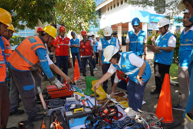 General Manager PLN UID Kalimantan Barat, Maria G.I. Gunawan, sedang melakukan pemeriksaan peralatan petugas Pelayanan Teknik untuk memastikan kelengkapan dan fungsinya dalam mendukung kesiapan kelistrikan menjelang Hari Raya Natal 2025 dan Tahun Baru 2026. Foto: Dok. PLN UID Kalbar
