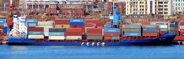 sumber: https://pixabay.com/id/photos/kapal-kontainer-kapal-bahari-7155667/