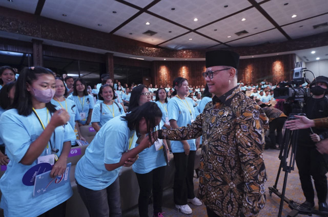 Menteri Perlindungan Pekerja Migran Indonesia Mukhtarudin lepas pekerja Migran terampil dan Kick Off Program Quick Win Presiden Prabowo di Puncak Peringatan International Migrant Day. Foto: Dok. Kementerian P2MI