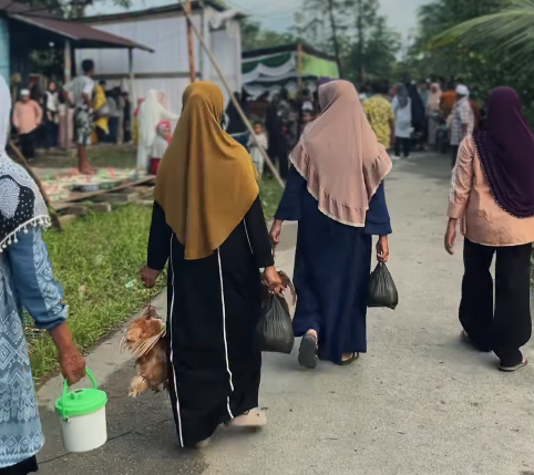 Masyarakat Melayu Sambas membawa ayam sebagai bentuk sumbangan saat pergi hajatan. Foto: Dok. Instagram @pebri.andr