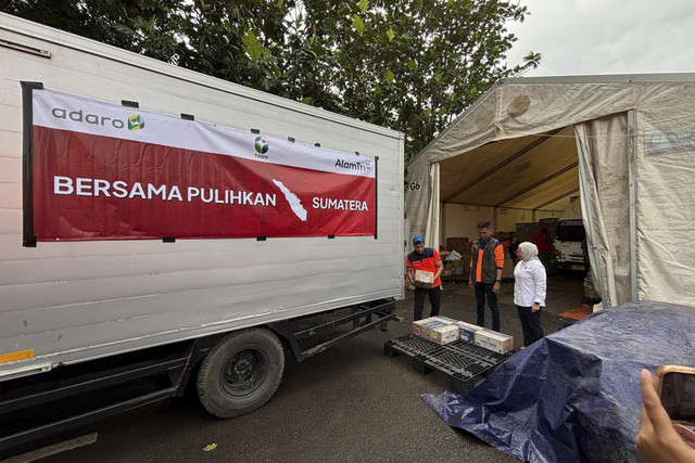 Ketua Yayasan Amanah Bangun Negeri (YABN), Zuraida Murdia Hamdie, secara simbolis menyerahkan bantuan logistik senilai Rp 10 M dari Adaro, AlamTri, dan YABN untuk korban bencana Sumatera di Lanud Halim Perdanakusuma, Jakarta, Kamis (18/12/2025). Foto: Abid Raihan/kumparan
