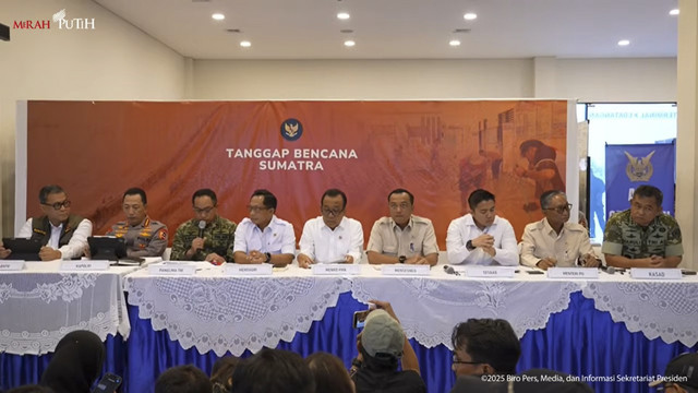 Konferensi pers tanggap bencana Sumatera di Lanud Halim Perdanakusuma, Jakarta Timur, Jumat (19/12/2025). Foto: YouTube/Sekretariat Presiden