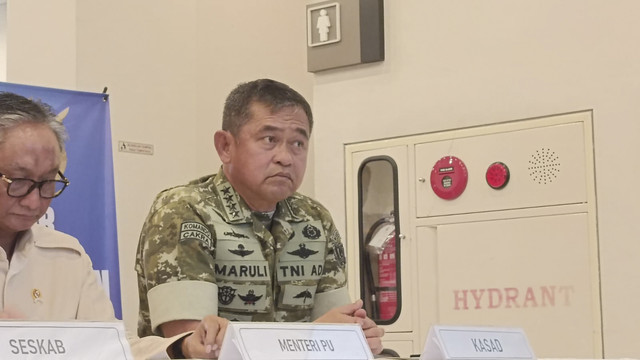 KSAD Jenderal Maruli Simanjuntak dalam acara konferensi pers tanggap bencana Sumatera di Lanud Halim Perdanakusuma, Jakarta Timur, Jumat (19/12/2025). Foto: Zamachsyari/kumparan