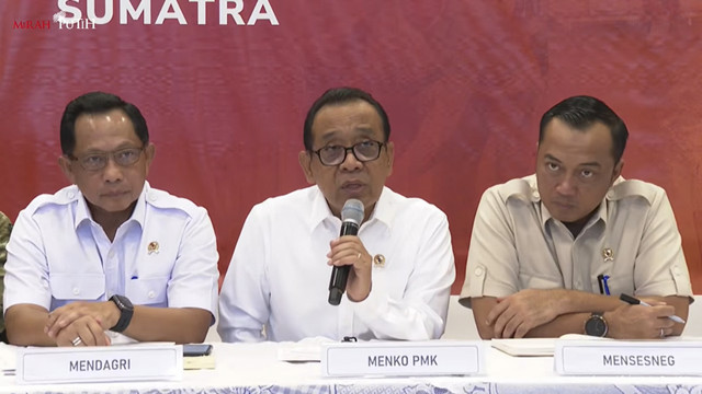 Menko PMK Pratikno memberikan keterangan saat konferensi pers tanggap bencana Sumatera di Lanud Halim Perdanakusuma, Jakarta Timur, Jumat (19/12/2025).  Foto: YouTube/Sekretariat Presiden