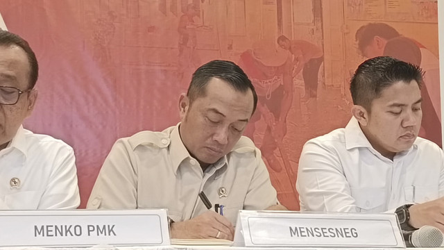 Mensesneg Prasetyo Hadi dalam acara konferensi pers tanggap bencana Sumatera di Lanud Halim Perdanakusuma, Jakarta Timur, Jumat (19/12/2025). Foto: Zamachsyari/kumparan