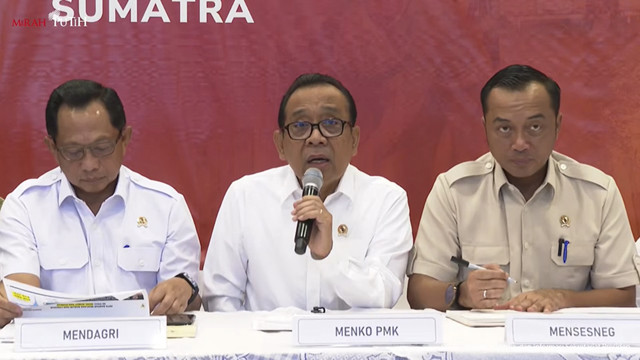 Menko PMK Pratikno memberikan keterangan saat konferensi pers tanggap bencana Sumatera di Lanud Halim Perdanakusuma, Jakarta Timur, Jumat (19/12/2025). Foto: YouTube/Sekretariat Presiden