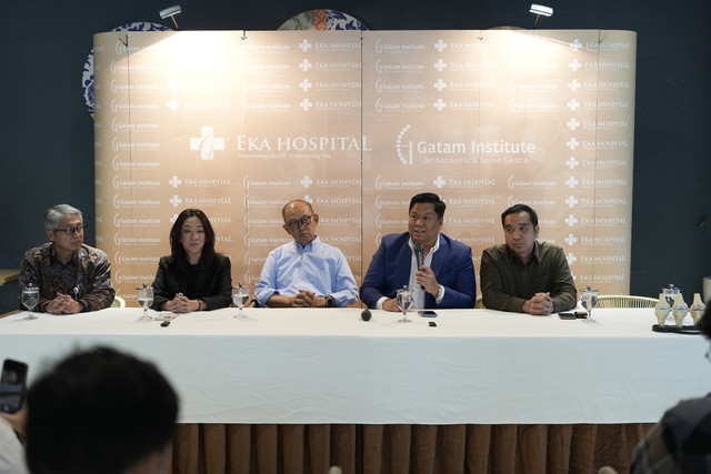 Press conference kesuksesan Gatam Institute menyelesaikan 100 operasi pergantian lutut total menggunakan teknologi robotik Velys, Kamis (18/12). Foto: Dok. Eka Hospital