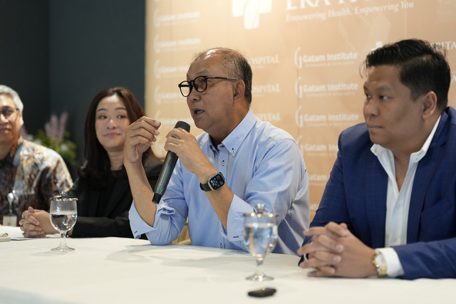 Chairman Gatam Institute, Dr. dr. Luthfi Gatam, SpOT (K) Spine (kedua dari kanan) pada Press conference kesuksesan Gatam Institute menyelesaikan 100 operasi pergantian lutut total, Kamis (18/12). Foto: Dok. Eka Hospital