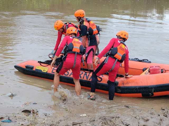 Proses pencarian korban yang tenggelam di Sungai Lematang/ist.