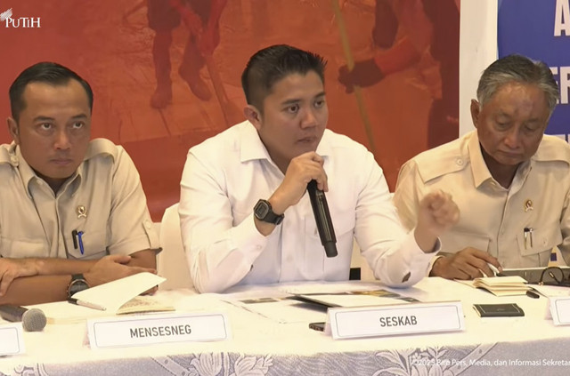 Seskab Letkol Teddy Indra Wijaya memberikan keterangan saat konferensi pers tanggap bencana Sumatera di Lanud Halim Perdanakusuma, Jakarta Timur, Jumat (19/12/2025). Foto: Youtube/Sekretariat Presiden