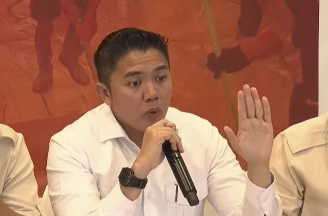 Seskab Letkol Teddy Indra Wijaya memberikan keterangan saat konferensi pers tanggap bencana Sumatera di Lanud Halim Perdanakusuma, Jakarta Timur, Jumat (19/12/2025). Foto: Youtube/Sekretariat Presiden
