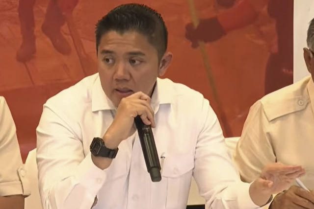 Seskab Letkol Teddy Indra Wijaya memberikan keterangan saat konferensi pers tanggap bencana Sumatera di Lanud Halim Perdanakusuma, Jakarta Timur, Jumat (19/12/2025). Foto: YouTube/Sekretariat Presiden