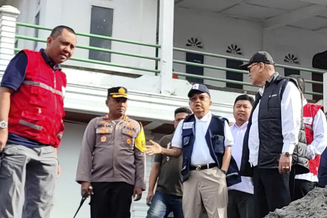 Momen Ketum PMI Pusat Jusuf Kalla di lokasi bencana dan posko pengungsian di Bener Meriah, Aceh, Jumat (19/12/2025). Foto: Dok. PMI