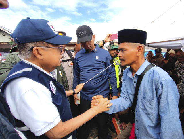 Momen Ketum PMI Pusat Jusuf Kalla di lokasi bencana dan posko pengungsian di Bener Meriah, Aceh, Jumat (19/12/2025). Foto: Dok. PMI