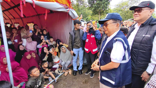 Momen Ketum PMI Pusat Jusuf Kalla di lokasi bencana dan posko pengungsian di Bener Meriah, Aceh, Jumat (19/12/2025). Foto: Dok. PMI