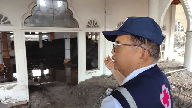 Momen Ketum PMI Pusat Jusuf Kalla di lokasi bencana dan posko pengungsian di Bener Meriah, Aceh, Jumat (19/12/2025). Foto: Dok. PMI