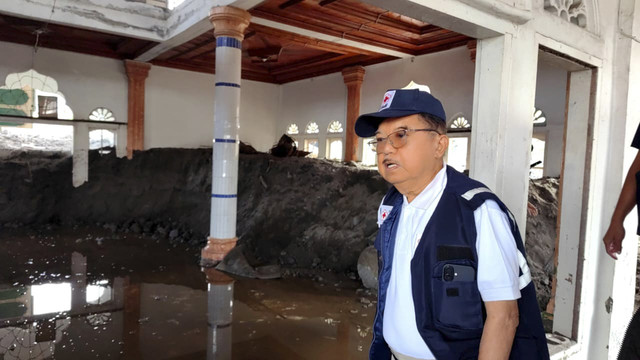 Momen Ketum PMI Pusat Jusuf Kalla di lokasi bencana dan posko pengungsian di Bener Meriah, Aceh, Jumat (19/12/2025). Foto: Dok. PMI