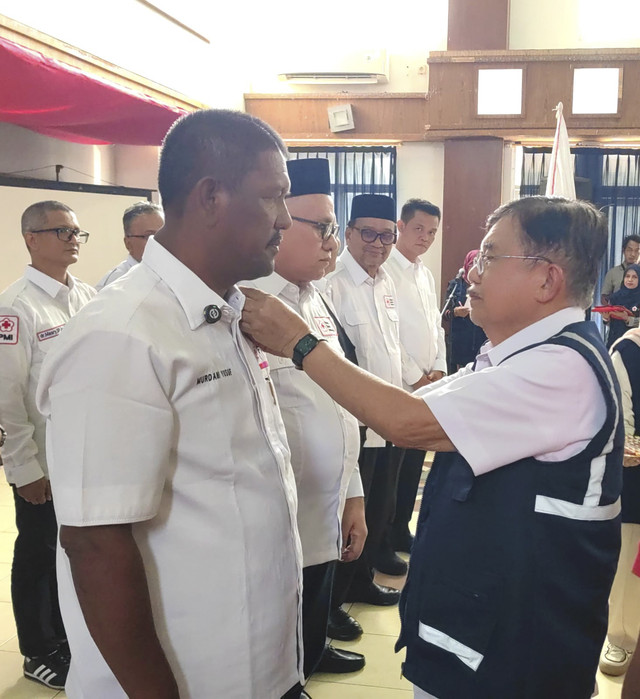 Momen Ketum PMI Pusat Jusuf Kalla melantik Murdani sebagai Ketua PMI Provinsi Aceh masa bakti 2025-2030 di Aula Markas PMI Banda Aceh, Kamis (18/12/2025). Foto: Dok. PMI