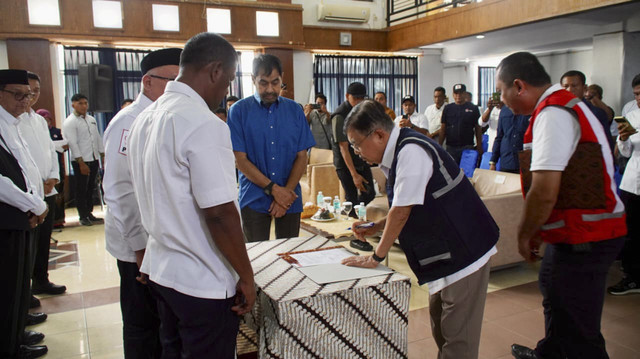 Momen Ketum PMI Pusat Jusuf Kalla melantik Murdani sebagai Ketua PMI Provinsi Aceh masa bakti 2025-2030 di Aula Markas PMI Banda Aceh, Kamis (18/12/2025). Foto: Dok. PMI