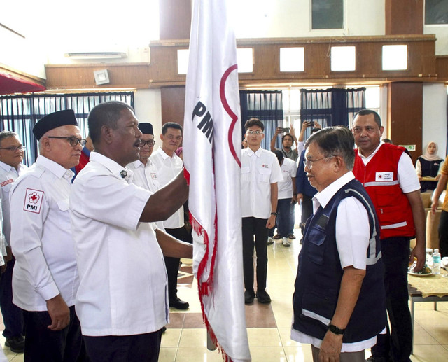 Momen Ketum PMI Pusat Jusuf Kalla melantik Murdani sebagai Ketua PMI Provinsi Aceh masa bakti 2025-2030 di Aula Markas PMI Banda Aceh, Kamis (18/12/2025). Foto: Dok. PMI