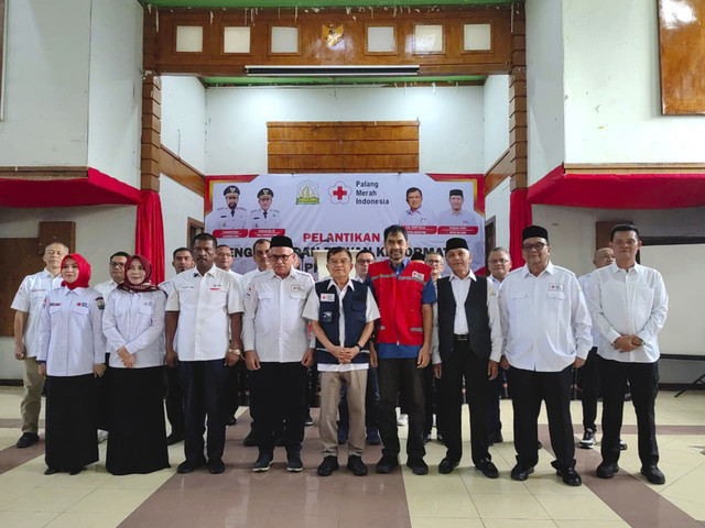 Momen Ketum PMI Pusat Jusuf Kalla melantik Murdani sebagai Ketua PMI Provinsi Aceh masa bakti 2025-2030 di Aula Markas PMI Banda Aceh, Kamis (18/12/2025). Foto: Dok. PMI