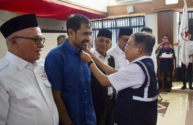 Momen Ketum PMI Pusat Jusuf Kalla bersama Gubernur Aceh Muzakir Manaf dalam pelantikan Murdani sebagai Ketua PMI Provinsi Aceh masa bakti 2025-2030 di Aula Markas PMI Banda Aceh, Kamis (18/12/2025). Foto: Dok. PMI