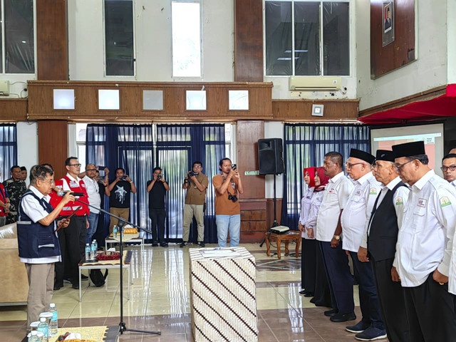 Momen Ketum PMI Pusat Jusuf Kalla melantik Murdani sebagai Ketua PMI Provinsi Aceh masa bakti 2025-2030 di Aula Markas PMI Banda Aceh, Kamis (18/12/2025). Foto: Dok. PMI