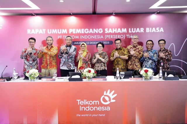 Direktur Utama Telkom Dian Siswarini (keempat dari kiri) bersama jajaran Board of Directors (BOD) TelkomGroup seusai agenda Rapat Umum Pemegang Saham Luar Biasa (RUPSLB), pada Jumat (12/12). Foto: dok. Telkom