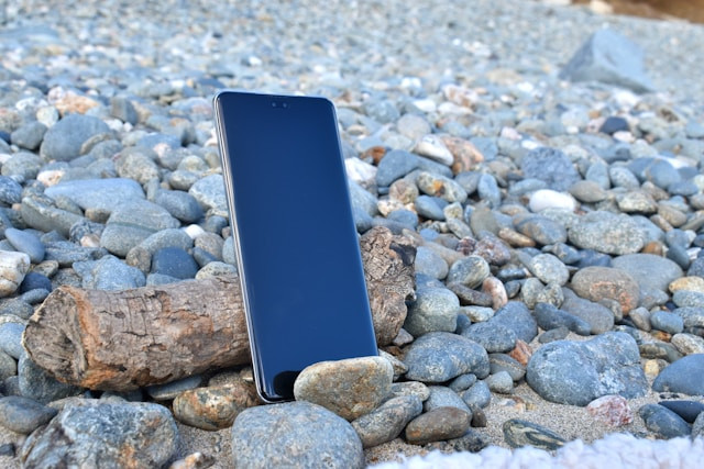 Ilustrais HP untuk kerja lapangan. Foto: Gavin Phillips/Unsplash