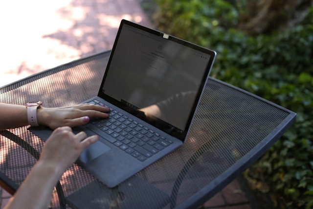 Ilustrasi laptop untuk kerja lapangan. Foto: Giorgio Trovato/Unsplash