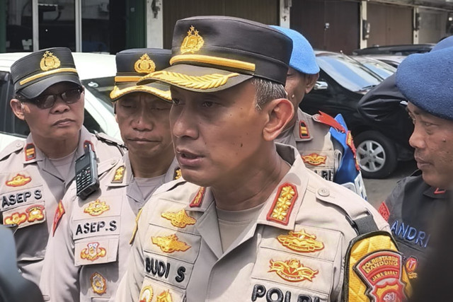 Kapolrestabes Bandung Kombes Pol Budi Sartono menjawab pertanyaan wartawan saat ditemui di lokasi penemuan benda diduga peledak di ruko ITC Kosambi Bandung, Jumat (19/12/2025). Foto: Linda Lestari/kumparan