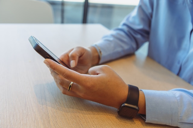 Ilustrasi HP untuk kerja administrasi. Foto: Unsplash.