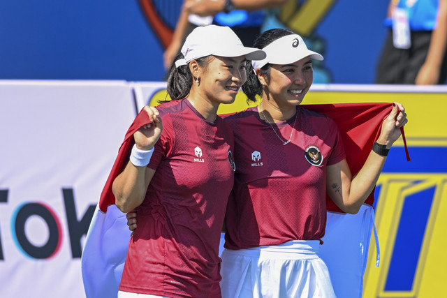 Petenis ganda putri Indonesia Janice Tjen dan Aldila Sutjiadi berpose bersama usai menang atas petenis ganda putri Thailand pada final tenis ganda putri SEA Games 2025 di National Tennis Development Center, Bangkok, Thailand, Jumat (19/12/2025). Foto: Nova Wahyudi/ANTARA FOTO