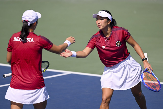 Petenis ganda putri Indonesia Janice Tjen berjabat tangan dengan Aldila Sutjiadi usai meraih poin atas petenis Thailand pada final tenis ganda putri SEA Games 2025 di National Tennis Development Center, Bangkok, Thailand, Jumat (19/12/2025). Foto: Nova Wahyudi/ANTARA FOTO
