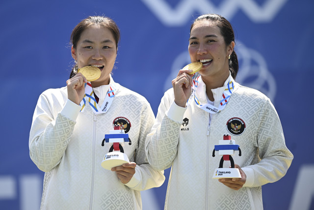 Petenis ganda putri Indonesia Janice Tjen dan Aldila Sutjiadi berpose dengan medali emasnya usai upacara penghargaanfinal tenis ganda putri SEA Games 2025 di National Tennis Development Center, Bangkok, Thailand, Jumat (19/12/2025). Foto: Nova Wahyudi/ANTARA FOTO