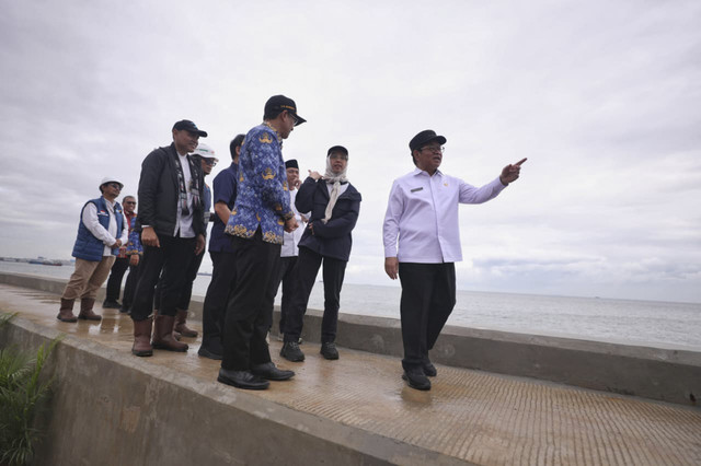 Gubernur DKI Jakarta Pramono Anung saat meninjau proyek tanggul laut di kawasan Ancol Barat, Jakarta Utara, Jumat (19/12/2025). Foto: Dok. Pemprov DKI Jakarta
