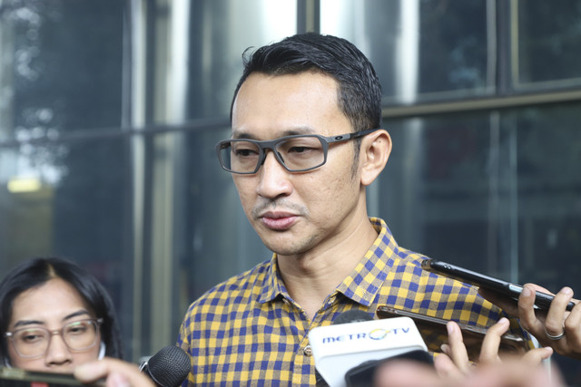 Juru bicara KPK Budi Prasetyo menjawab pertanyaan wartawan terkait kasus Operasi Tangkap Tangan (OTT) Bupati Bekasi Ade Kuswara di Gedung Merah Putih KPK, Jakarta, Jumat (19/12/2025). Foto: Iqbal Firdaus/kumparan