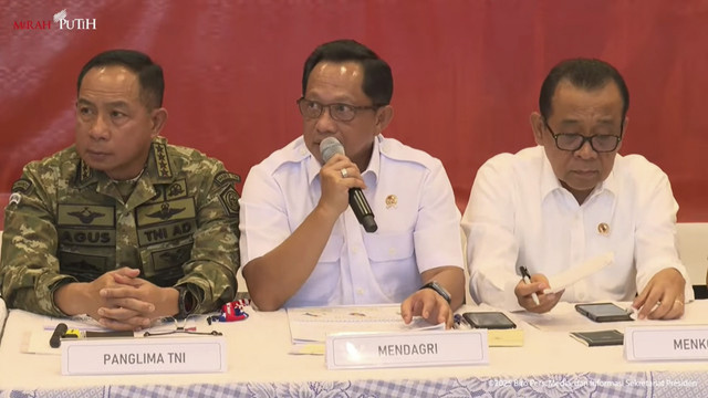 Mendagri Tito Karnavian memberikan keterangan saat konferensi pers tanggap bencana Sumatera di Lanud Halim Perdanakusuma, Jakarta Timur, Jumat (19/12/2025). Foto: Youtube/Sekretariat Presiden