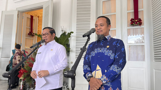 Gubernur DKI Jakarta Pramono Anung dan Gubernur Sulawesi Selatan Andi Sudirman Sulaeman saat beraudiensi di Balai Kota, Gambir, Jakarta Pusat, Jumat (19/12/2025). Foto: Nasywa Athifah/kumparan