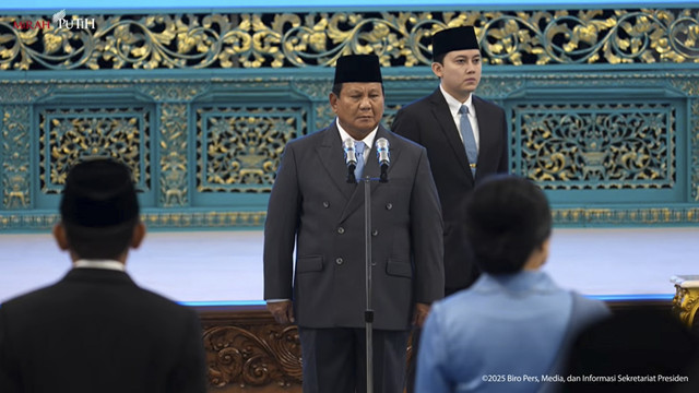 Presiden Prabowo Subianto saat melantik Anggota Komisi Yudisial dan Duta Besar LBBP RI di Istana Negara, Jakarta, Jumat (19/12/2025). Foto: YouTube/Sekretariat Presiden