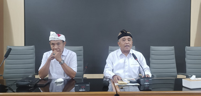 Ketua KPU Bali Dewa Agung Gede Lidartawan (kiri) dan Ketua KPU Badung I Gusti Ketut Gede Yusa Arsana Putra di Gedung KPU Bali. Foto: Denita BR Matondang/kumparan