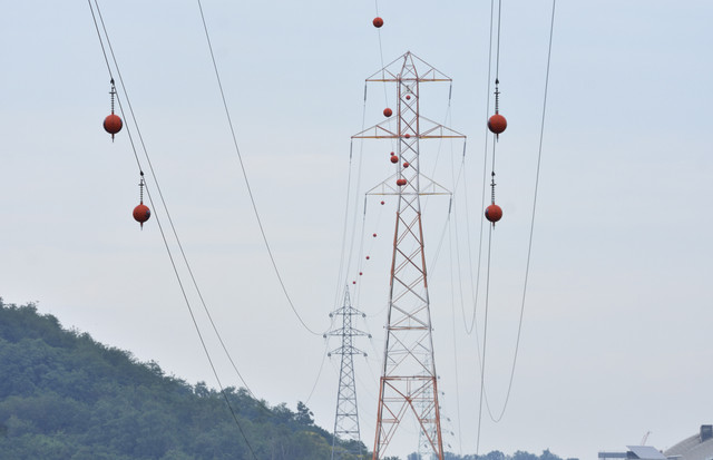 Ilustrasi bola warna-warni di kabel SUTET. Foto: Shutterstock